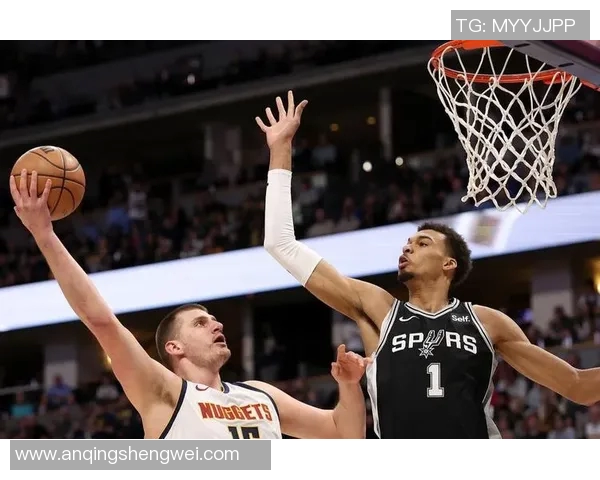 马刺与掘金激战G3五，谁能在季后赛中抢占先机争夺胜利