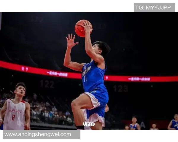 小球迷热情解说足球比赛精彩回放带你重温激动时刻